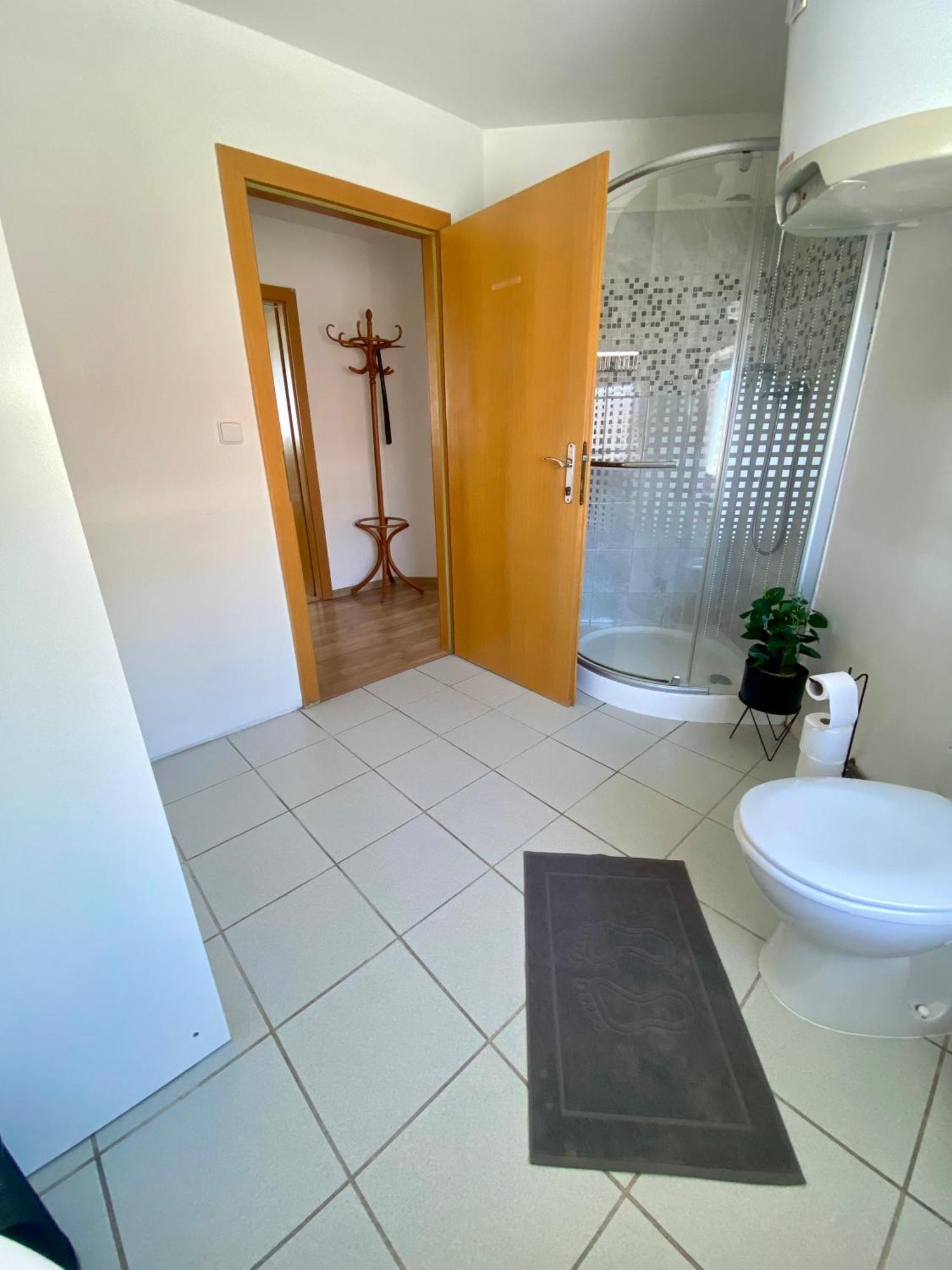 3-Bedroom Apartment In Rajhrad, With Kitchen, 2 Bathrooms, Parking Exterior foto